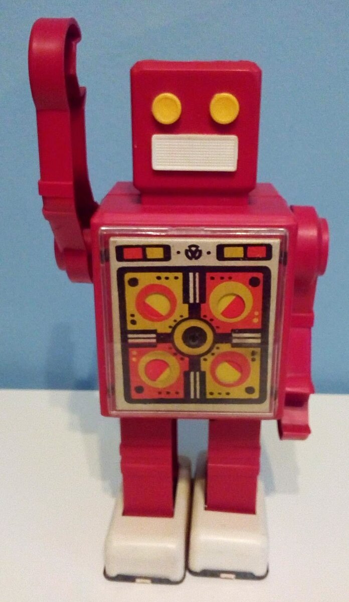 Игрушка «Робот заводной», ЛМЗ, Ленинград, СССР, 1970-е гг. Этот лот оценивается на мешке в 2000 рулей. Фото: meshok.net