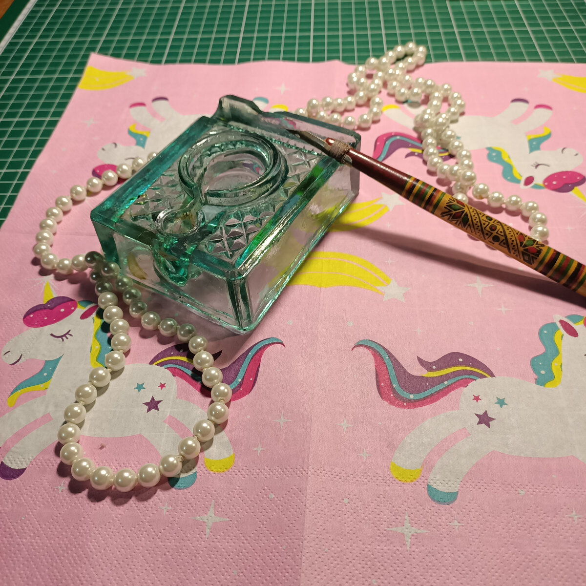 Вот такая чернильница. Я ещё не разобралась, как ей пользоваться. Зачем там два углубления?