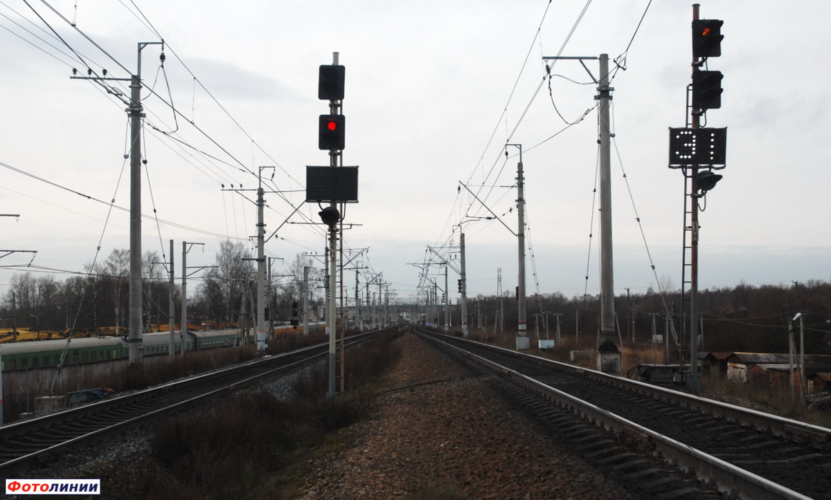 сигнальные указатели на жд. светодиодный сигнальный светофор 200-т. светофоры световые указатели. синий сигнал маневрового светофора. светофор с маршрутным указателем.