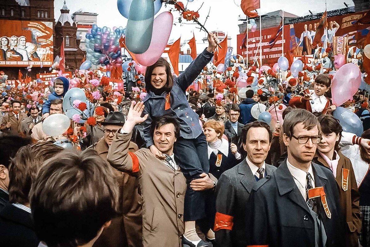 Праздник первомай ссср. Демонстрация 1 мая в ссср. Первомай парад ссср. Мир труд май демонстрация. 1 майская демонстрация в ссср.