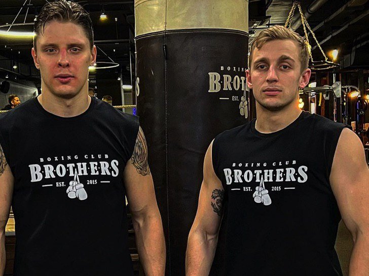 Саша Стоун с другом на тренировке. Фото: соцсети