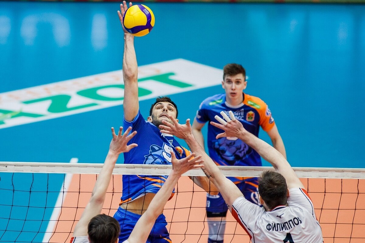 Виталий Папазов в атаке / фото: Данил Айкин, kuzbass-volley.ru
