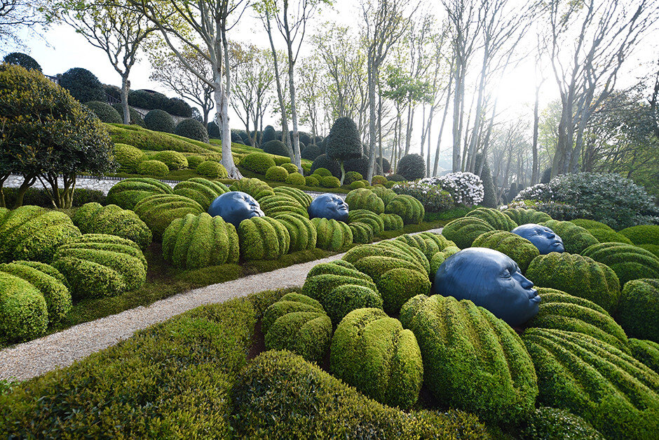 Парк разбит на тематические зоны. Эта часть носит название «Эмоции и дно океана». Рельеф в виде раковин морских гребешков создан в честь известной в Этрета с XVIII века устричной фермы. Использованы самшит вечнозеленый (Buxus sempervirens) и энкиантус японский (Enkianthus japonicas). ФОТО: ФРАНК ШМИТТ, ДМИТРИЙ ЛИВШИЦ