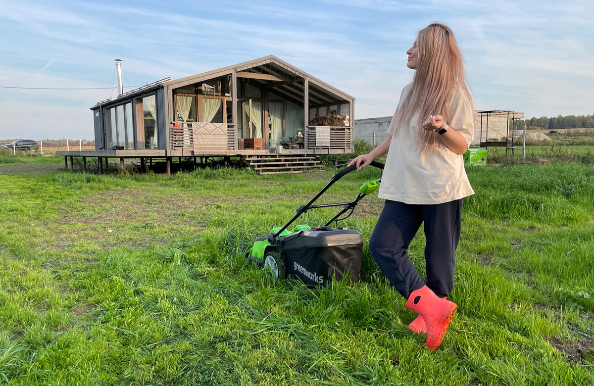 Всем привет! Меня зовут Аня, на фото — наш загородный домик, добро пожаловать на мой канал :)