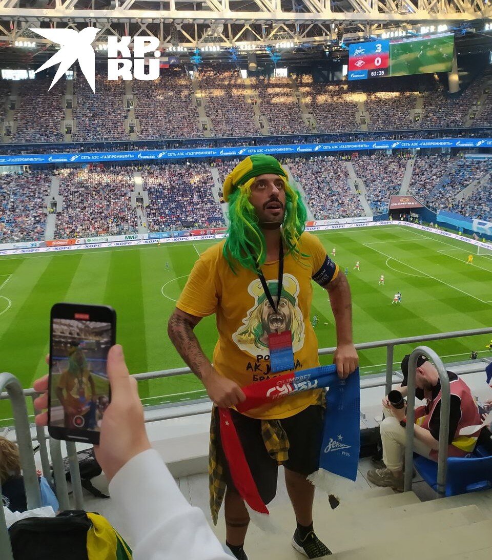     Честно говоря, футбол Томера мало интересовал. Он постоянно бегал куда-то и признавался всем в любви. Дмитрий РОЖДЕСТВЕНСКИЙ