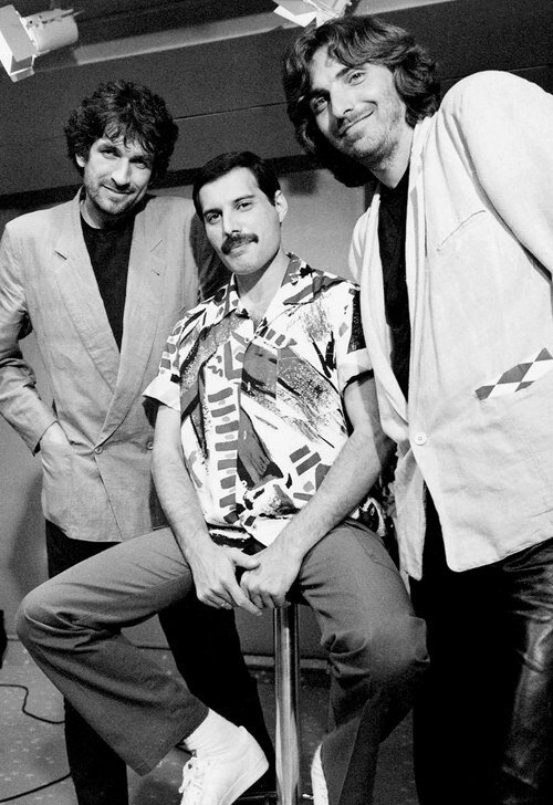 Австрийские режиссеры Руди Долезал и Ханнес Россакер из дуэта ДоРо на съемках с Фредди Меркьюри