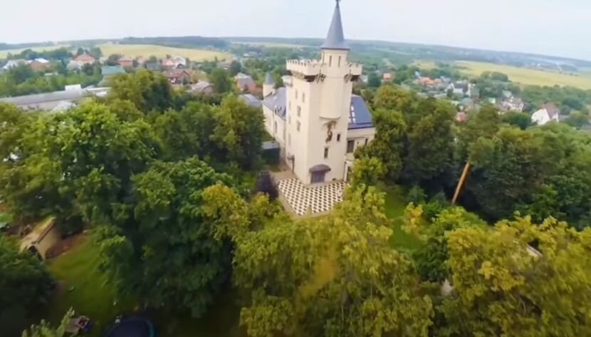 Замок Пугачевой и Галкина* в деревне Грязь под арестом