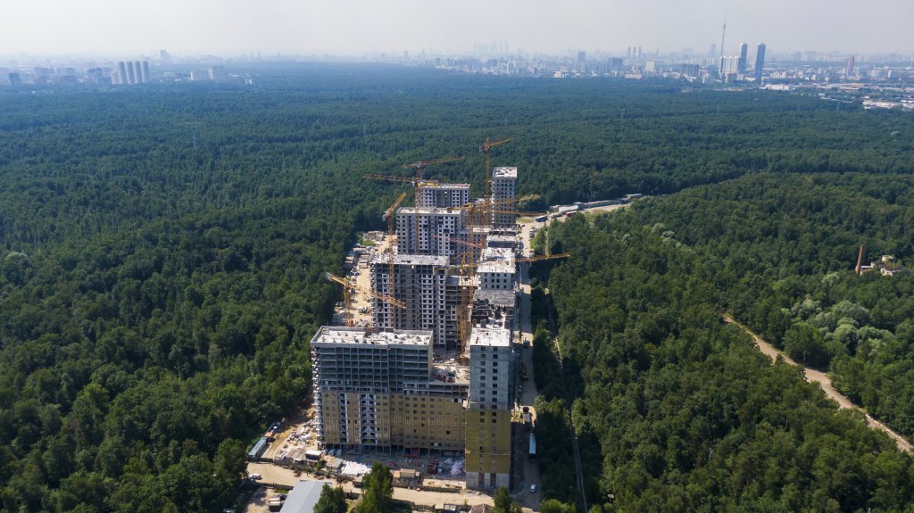 Жилой комплекс «Сказочный лес» начали строить прямо в сердце национального парка, однако у городских чиновников размещение ЖК вопросов почему-то не вызвало.