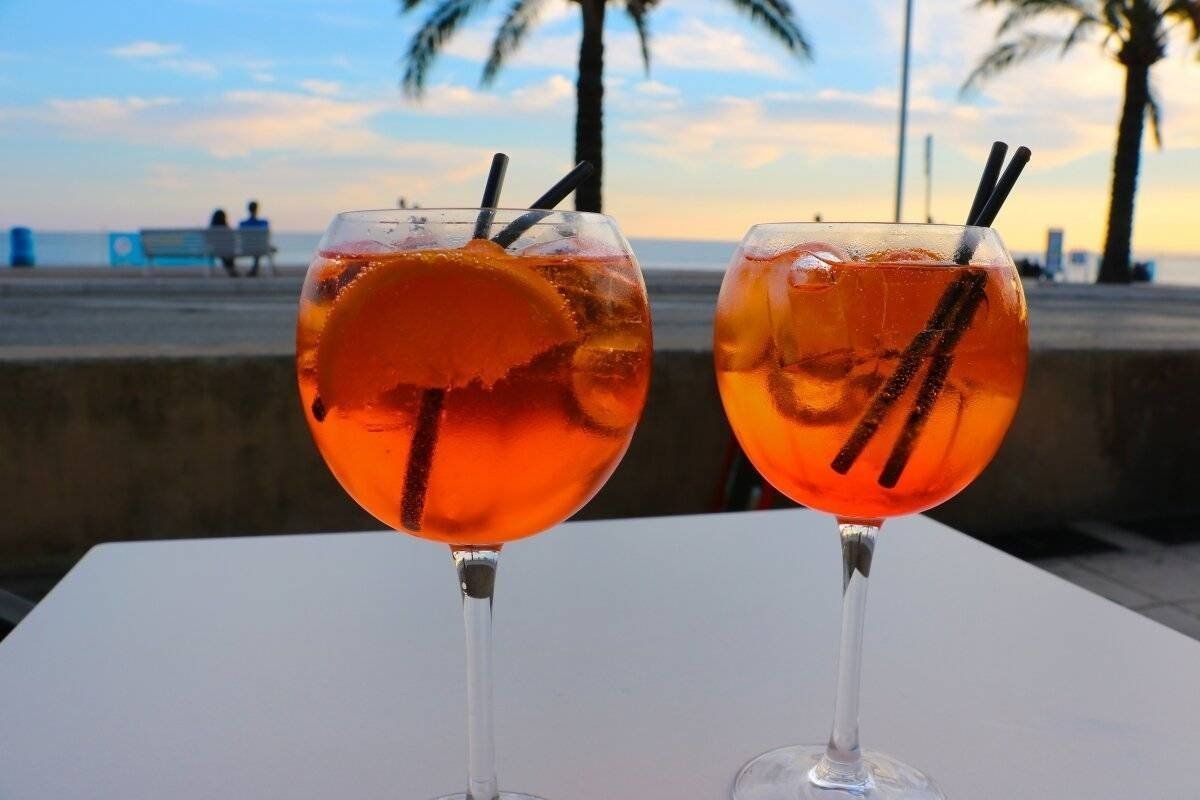 Aperol spritz рецепт. Апероль Спритц коктейль. Апероль шприц. Напиток Апероль шприц. Апероль спритз коктейль.