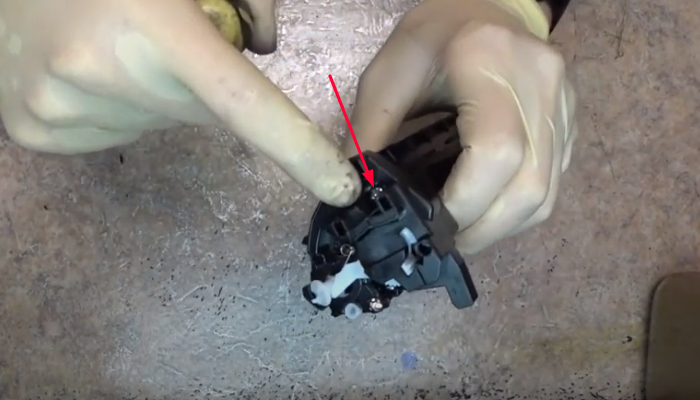 Фото 2. Выкручиваем указанный винт 