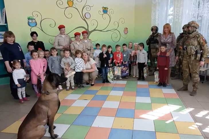    Пес Гард привлек к себе внимание всех ребят без исключения. Фото предоставлено пресс-службой Росгвардии