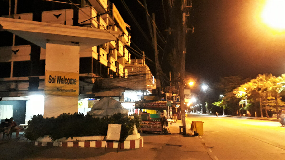 Гостеприимная пустая Сой Велкам в пандемийные времена. И это на фото уже апрель 2021 