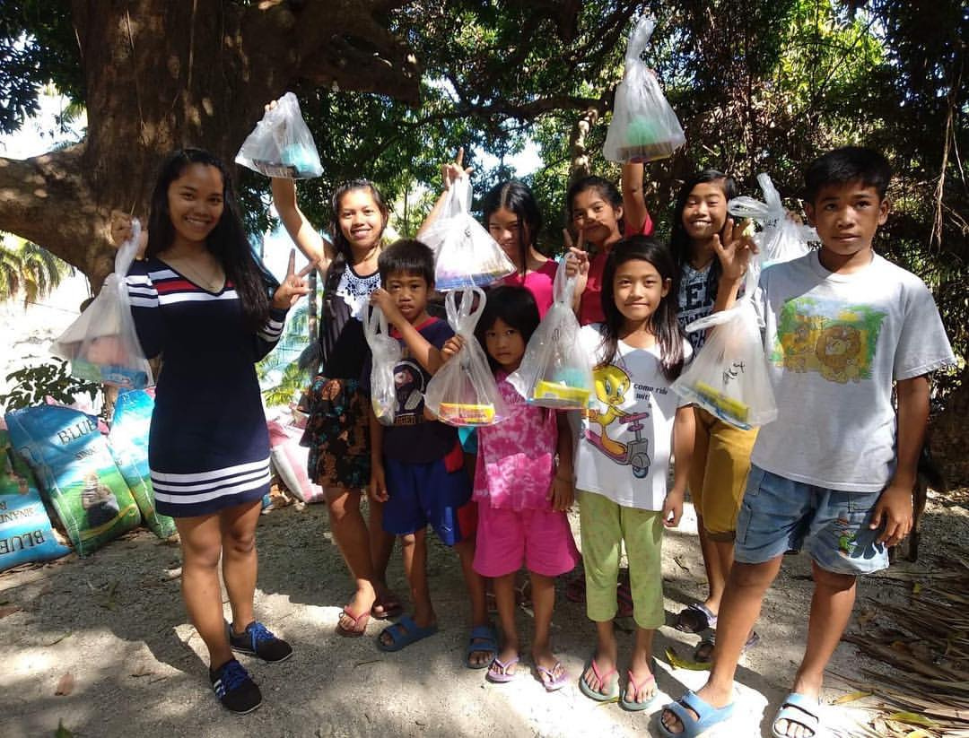 Наши соседи - всегда уходили от нас с добрыми подарками. 