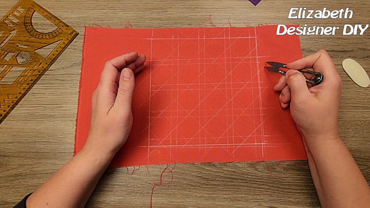 У вас лицевая сторона может какой угодно. Кстати, рекомендую взять что-либо клетчатое. Очень уютно смотрятся клетчатые прихватки. Также рассмотрите вариант ручной вышивки. Орнамент или цветы выполненные даже толстыми нитками и крупными стежками, будут смотреться великолепно. И ещё подкидываю интересный вариант стёжки: стёжка а-ля Диана от Диора. Попробуйте такую стёжку. Разметку я показала в видео, оно в конце статьи.