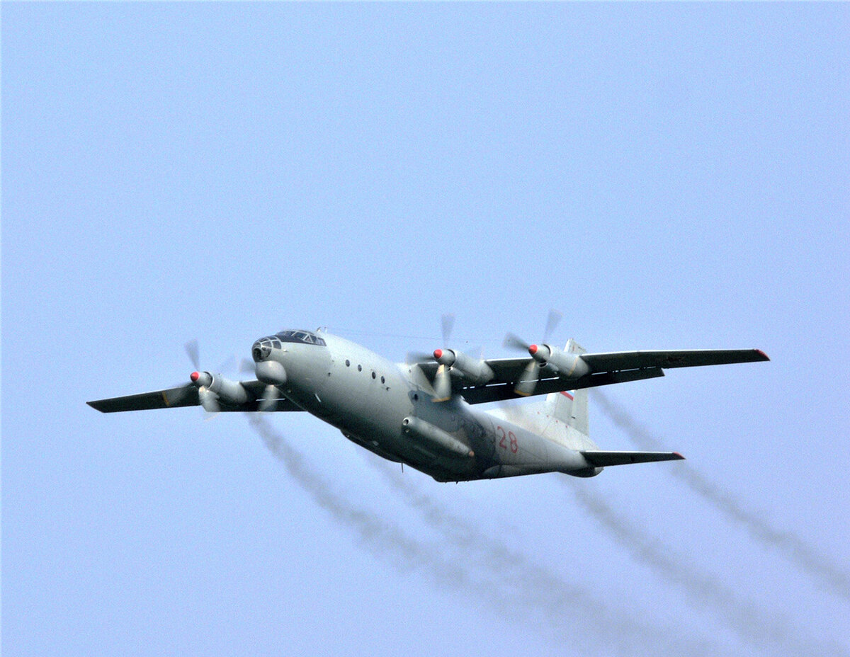 Последний серийный вариант транспортного самолета Ан-12БК. Фотография © Николай Якубович