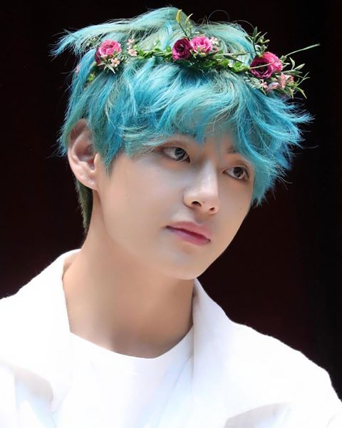 Поэтому, Вишенка привык все удары судьбы проносить не через сердце, а через разум. Привычка всё обдумывать и анализировать, не загонять себя, не истерить, не паниковать и не накручивать – это всё про Тэхёна. 