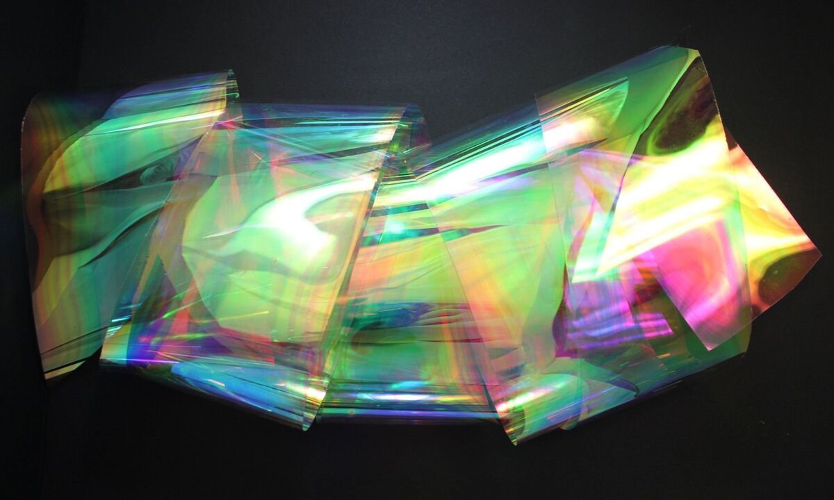 Вот пример голографической картины , в чем смысл , если ее разбить то каждая крупица этой картины ,будет содержать в себе целую картину, а не ее часть.