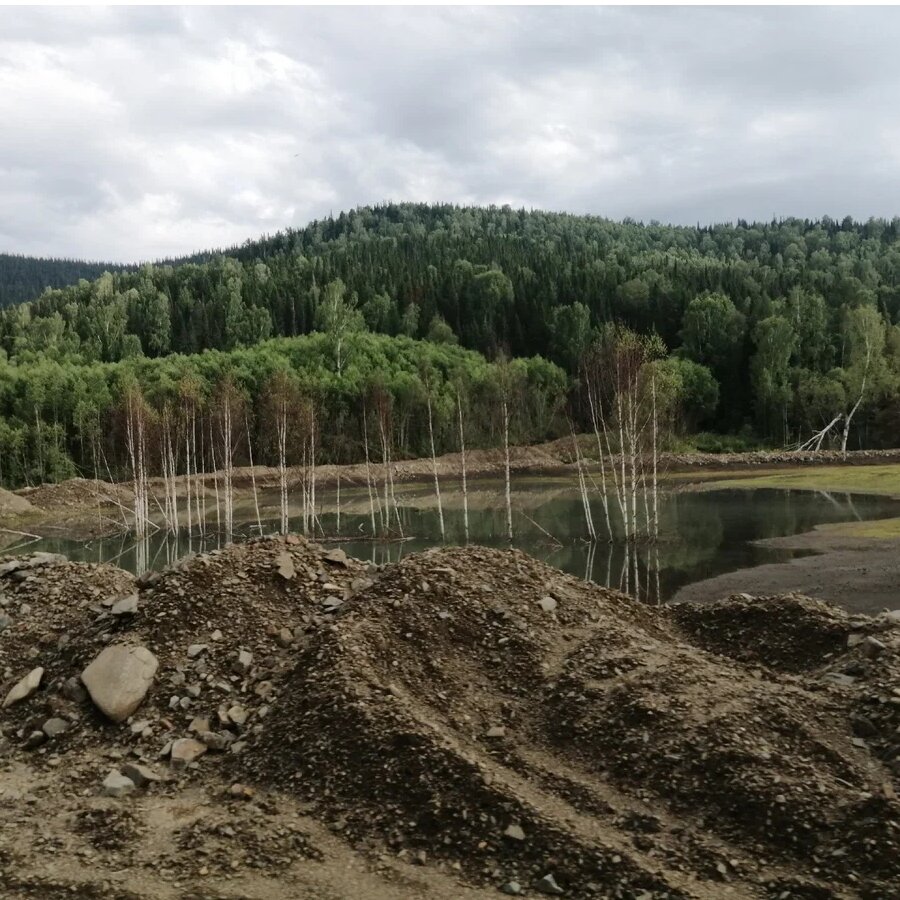 Да и сама дорога благодаря стараниям промышленной золотодобычи разрыта вперемешку  с речкой, которая вдоль нее протекает.