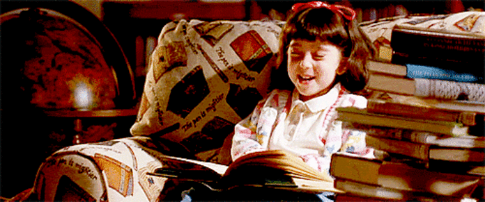 Matilda read. Гифки чтение. Гифки чтение книги. Гифка читает книгу. Гифки книги.