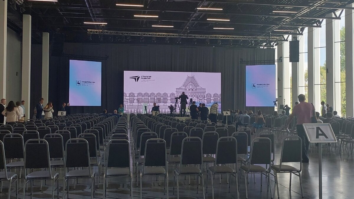     Губернатор Нижегородской области Глеб Никитин презентовал проект правительственного квартала. Презентация состоялась на встрече с предпринимателями во вторник, 15 августа. Там присутствовал корреспондент NewsNN.