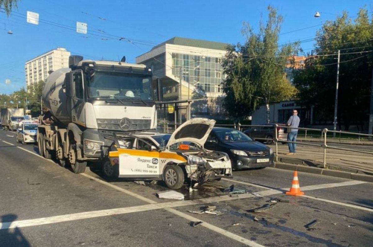    В Москве бетономешалка на скорости снесла три легковых автомобиля