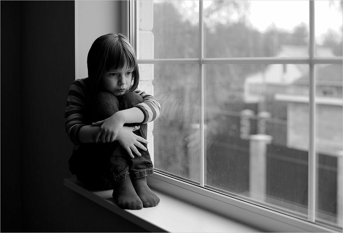 "...Мои родители слишком заняты, им некогда трепать меня по голове, чаще всего они замечают мою голову, если ее нужно красиво причесать в школу или если на каникулах в ней завелись вши. В остальное время они задумчиво смотрят в одну точку, словно решают сложный ребус. А лучше бы поверяли мне свои дни и заботы, я бы их понимала..." (Цитата из романа)