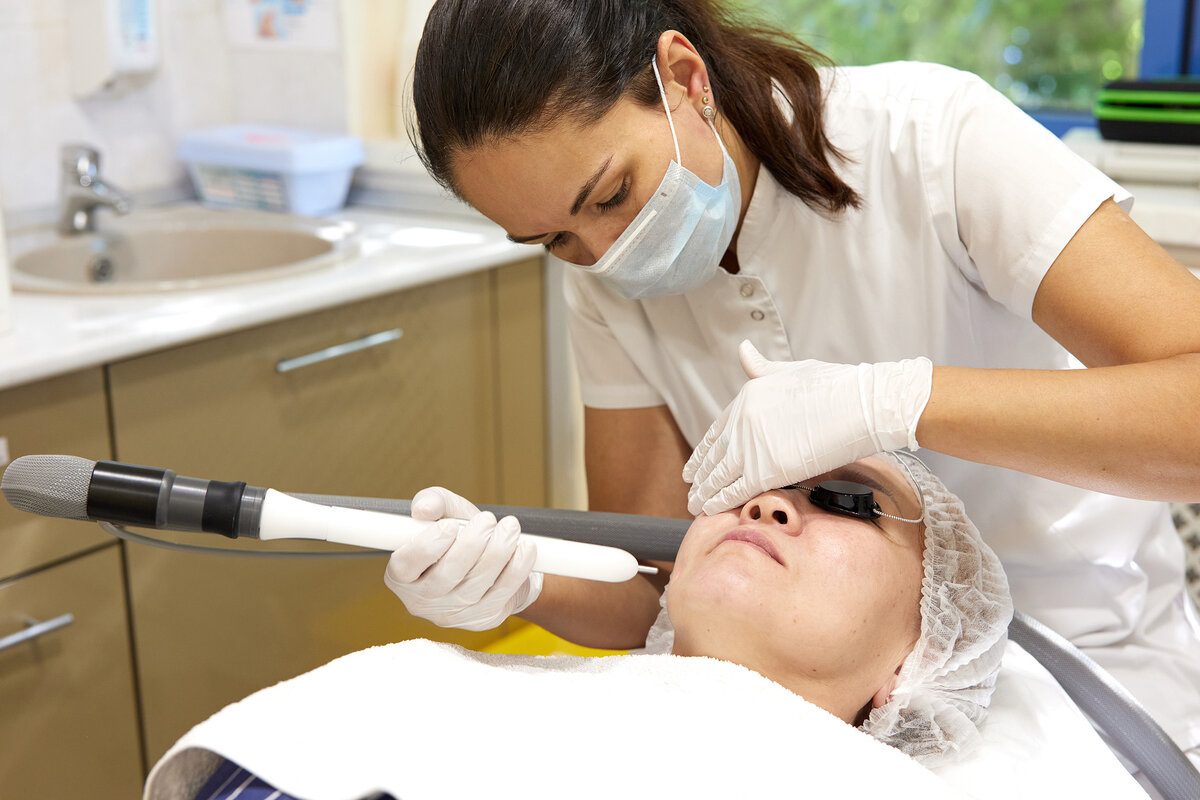 Стресс, избыточная инсоляция и перепады температур - главные «друзья» розацеа. Оно может появиться у каждого, но преимущественно под удар попадают женщины среднего возраста. 