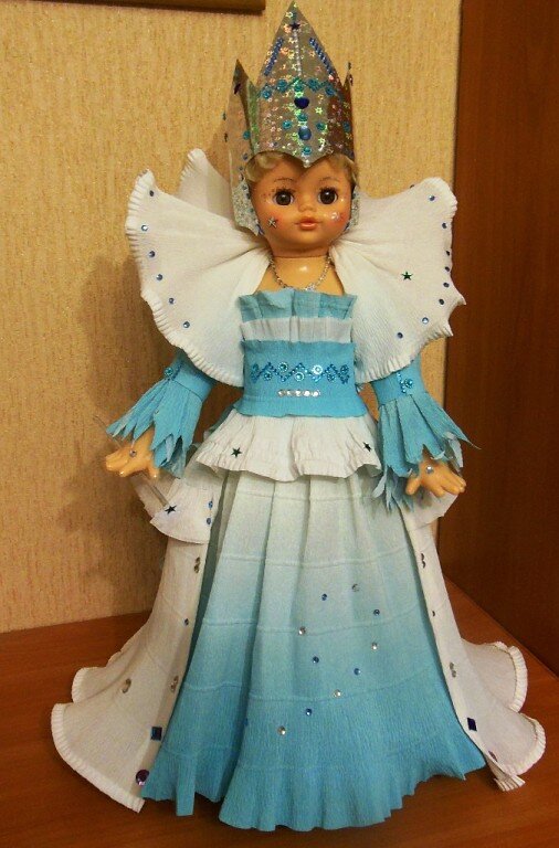 Склеивала детали горячим пистолетом