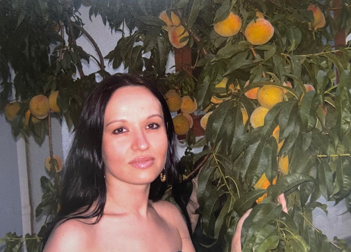 Фотография из личного архива. Как писала ранее, персики оказались красивыми только для фотосесси, на вкус очень жёсткие и несладкие. 