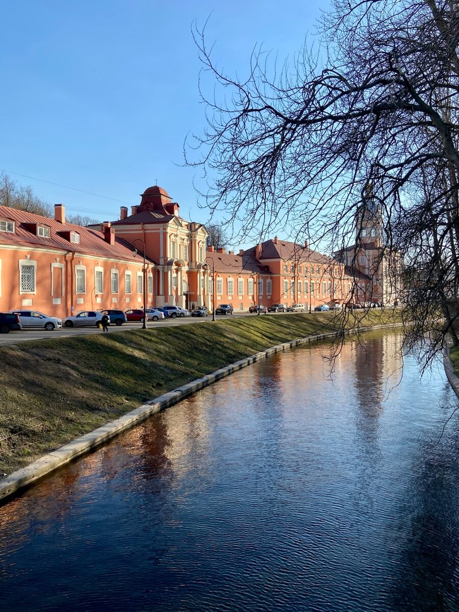 Фото не сегодняшнее, но это Александро-Невская лавра😃