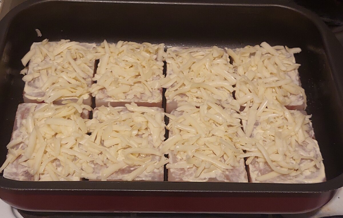 Слегка солим брикеты, сверху чуть-чуть смазываем майонезом, посыпаем сыром и в духовку - на 40 минут.