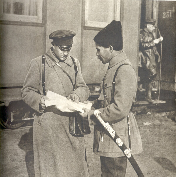 Командир 1-й Николаевской дивизии Сергей Захаров и командир 2-й Николаевской дивизии Василий Чапаев, начало октября 1918 года. Источник: upload.wikimedia.org