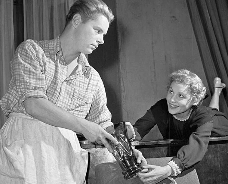 Леонид Харитонов и Нина Гуляева в спектакле "Дорога через Сокольники", 1958 г. фото: А. Воротынский