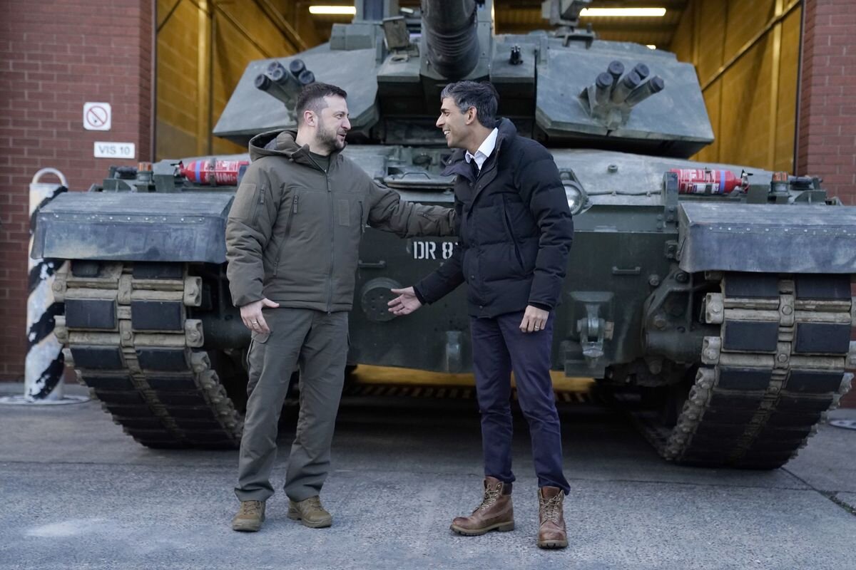 Зеленский и премьер Британии Риши Сунак на фоне танка Challenger 2 в Дорсете, где проходили обучение украинские танкисты. Февраль 2023 года. Фото: AP