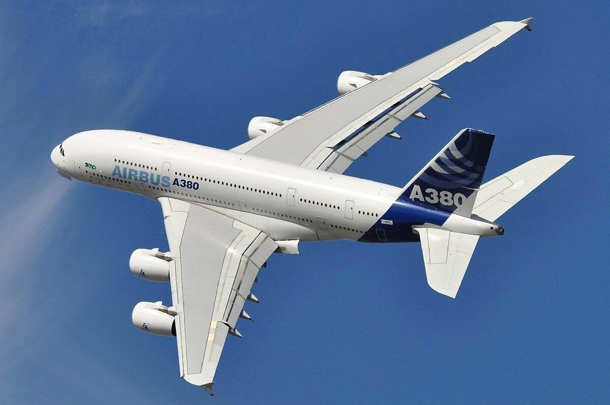 Самолет аэрбас. Эйрбас 380. Самолёт Airbus a380. A380 Airbus грузовой. Airbus a380 пассажирский самолёт.