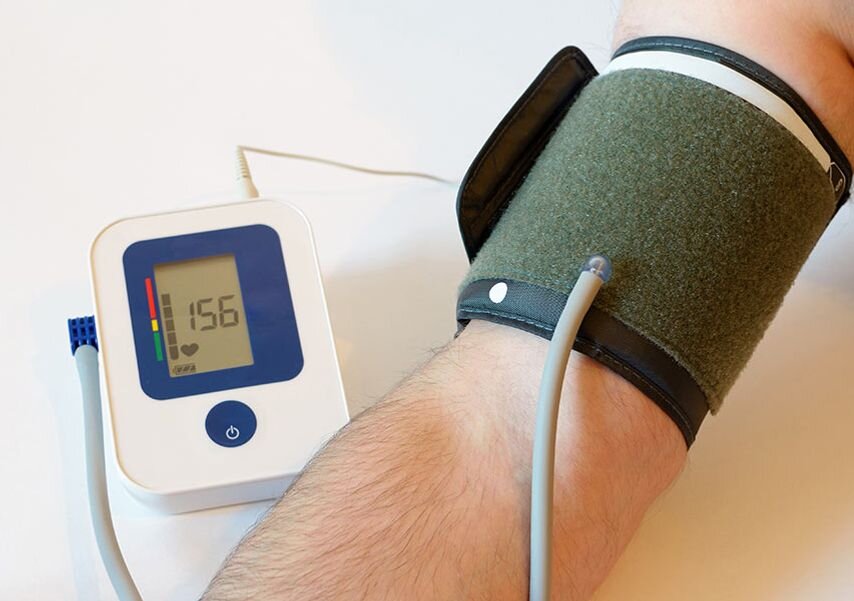 Измерьте плечо, чтобы подобрать правильный размер манжеты 