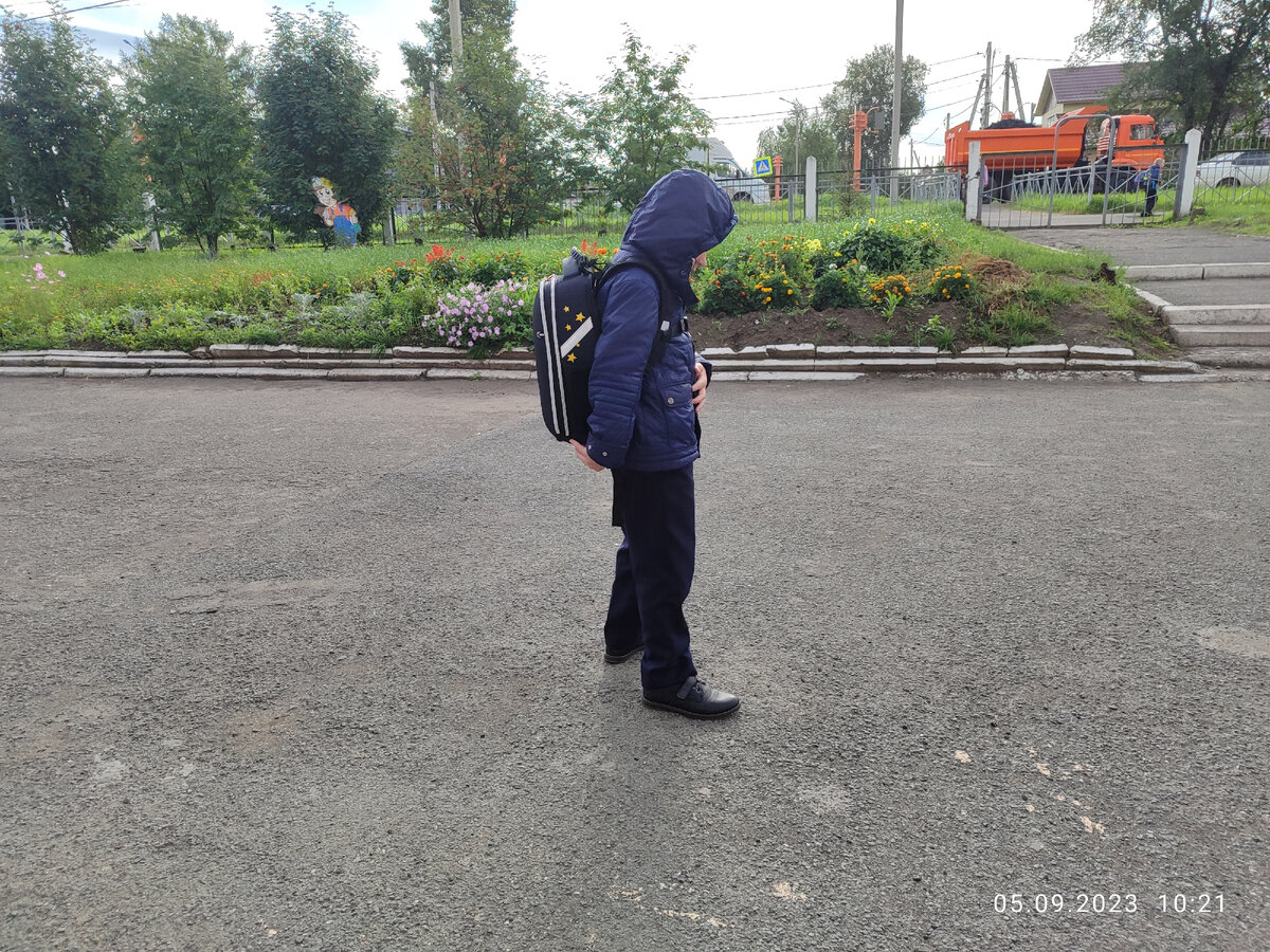 Паша. Поворачиваться отказался, сказал, что у него лицо усталое, попросил сфотографировать его боком