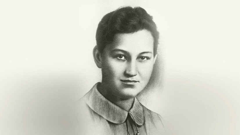     Зоя Космодемьянская родилась в селе Осино-Гай под Тамбовом. Её отец был выходцем из духовного сословия — дед-священник погиб в Гражданскую войну РИА Новости