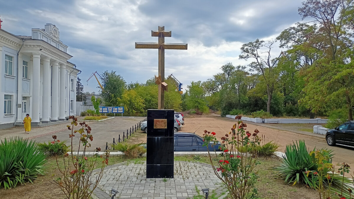 Крест у входа на завод. Реалии постсоветского пространства...)