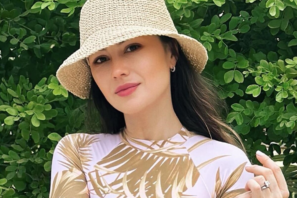     «Наверстываю упущенное лето»: звезда Первого канала Ольга Ушакова показала фигуру в купальнике на курорте