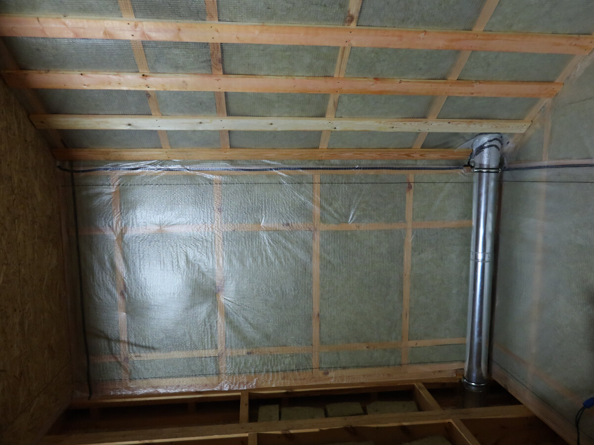 Труба металлической вентиляции проходит через второй этаж