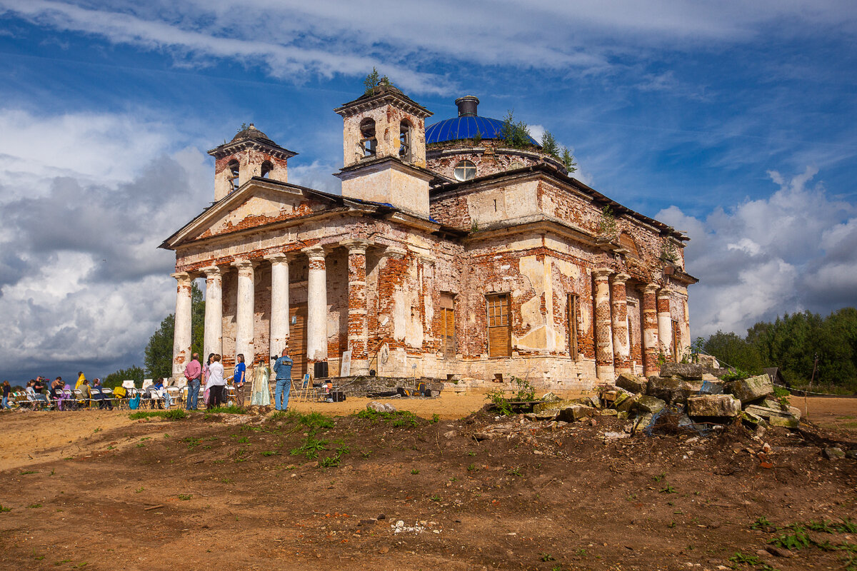 Храм Петра и Павла в селе Переслегино (Загорье) - творение величайшего зодчего Николая Львова. Тверская область, Торжокский район. Фото автора статьи 