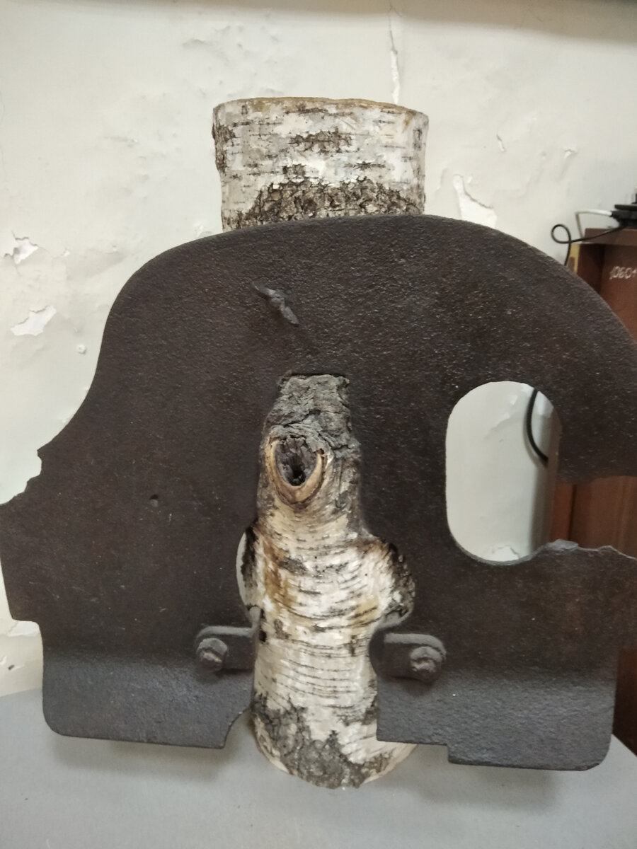 Станина пулемёта (находилась в берёзе на высоте 6 метров)