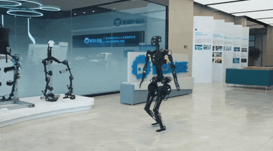 Робот-гуманоид по имени GR-1 в движении