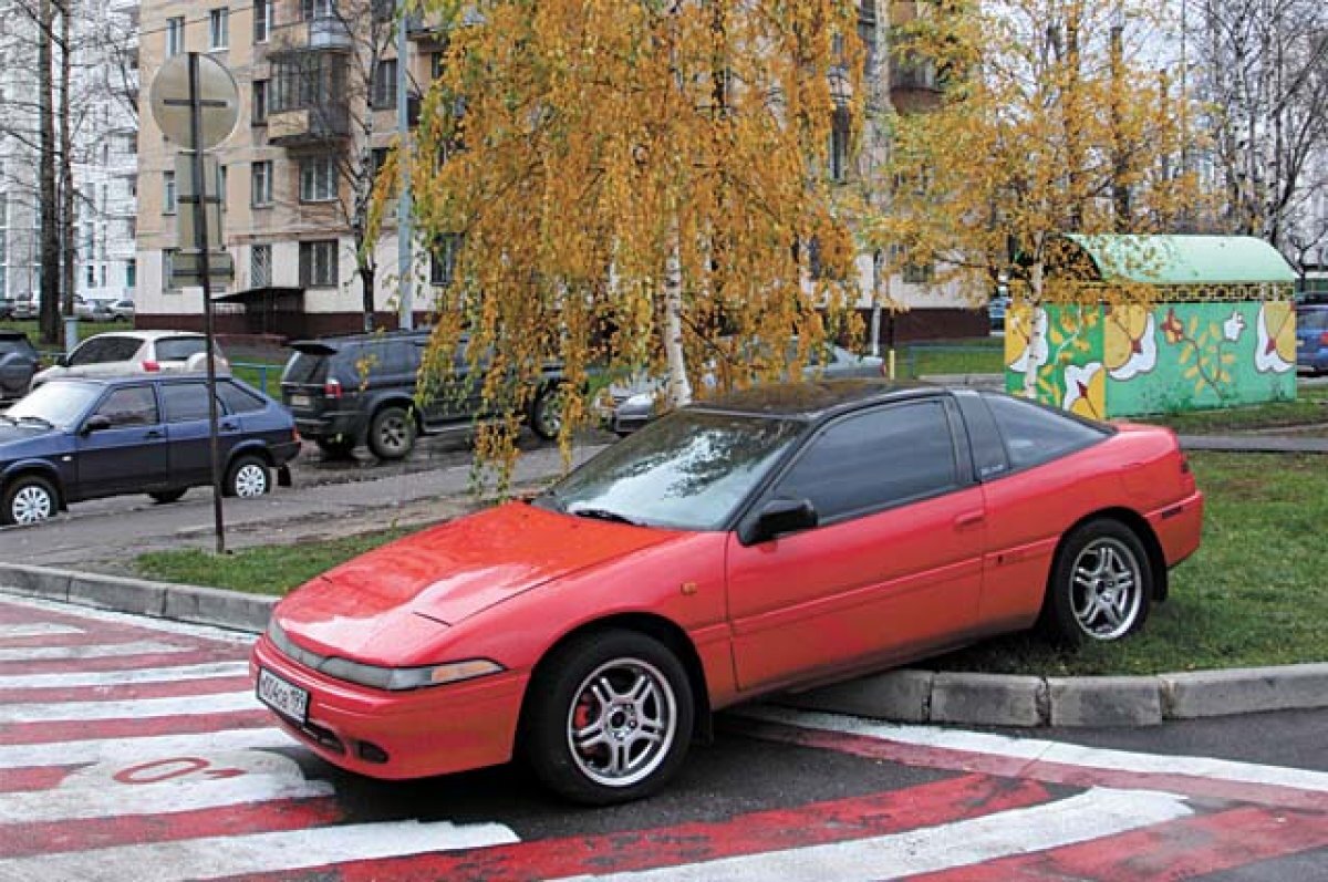    В Набережных Челнах автомобиль без номеров оставили на газоне, а к месту расположения номерных знаков прикрепили неприличную надпись.