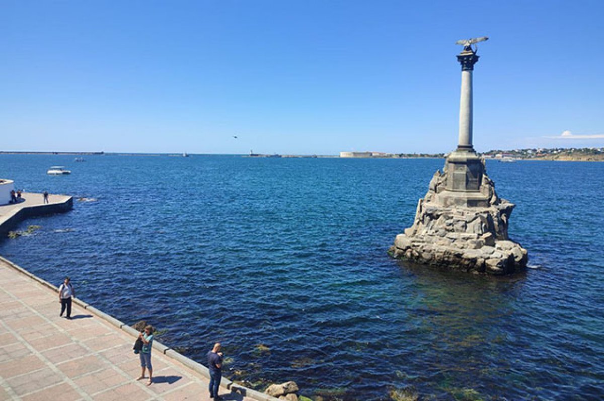    Люди и гражданские объекты вокруг штаба флота не пострадали