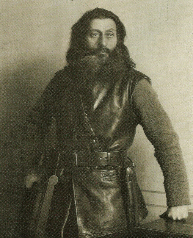 Яркий пример — Нестор Александрович Каландаришвили. Сначала был эсером, потом — анархистом. Лишь под конец жизни в партию большевиков вступил. 