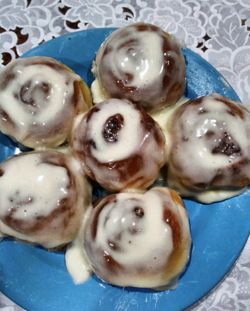 - А я испеку папины любимые булочки с корицей и помадкой!