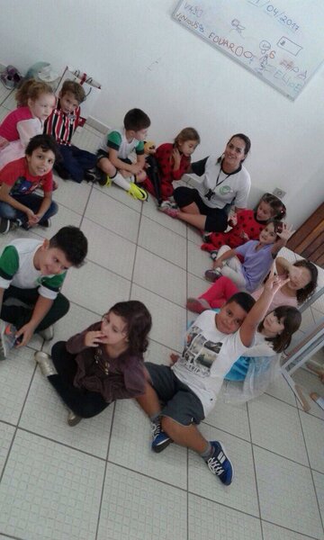 Странности в бразильской школе: сидят на ледяном полу