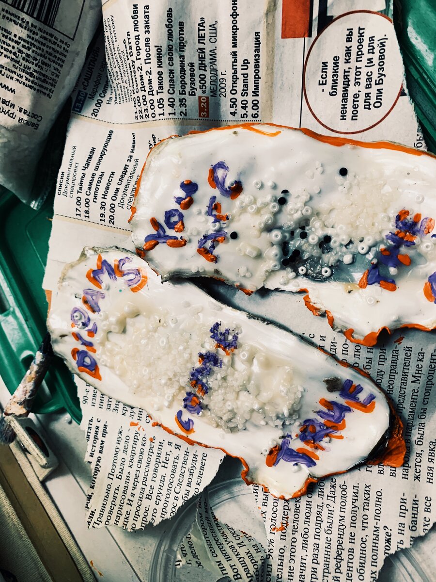 На раковинах, камчатских мидий.